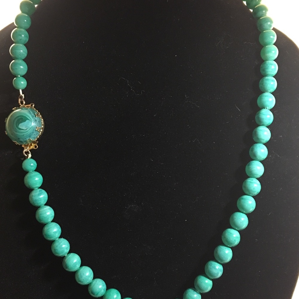 Vintage 50’s/ 60’s Mad Men Green Bead Necklace